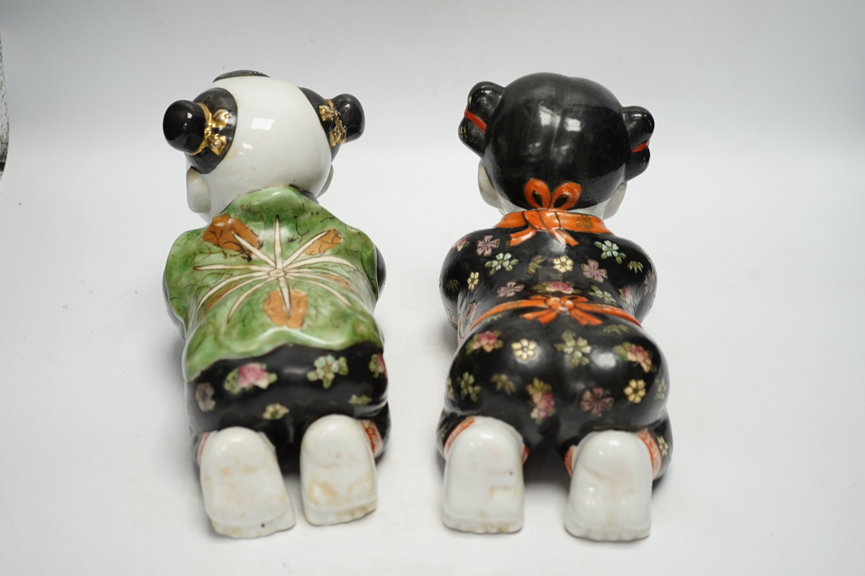 A pair of early 20th century Chinese figural pillows, approx 24cm wide